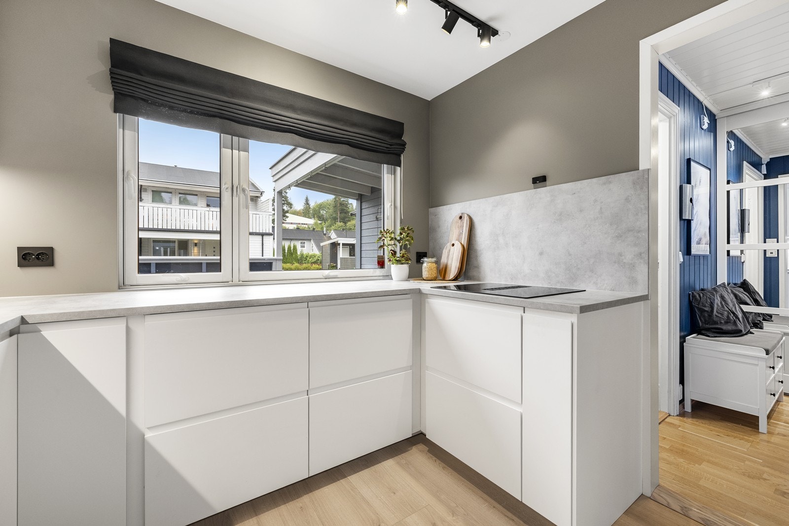 Benkeplate i laminat med god og funksjonell arbeidsflate Galleribilde