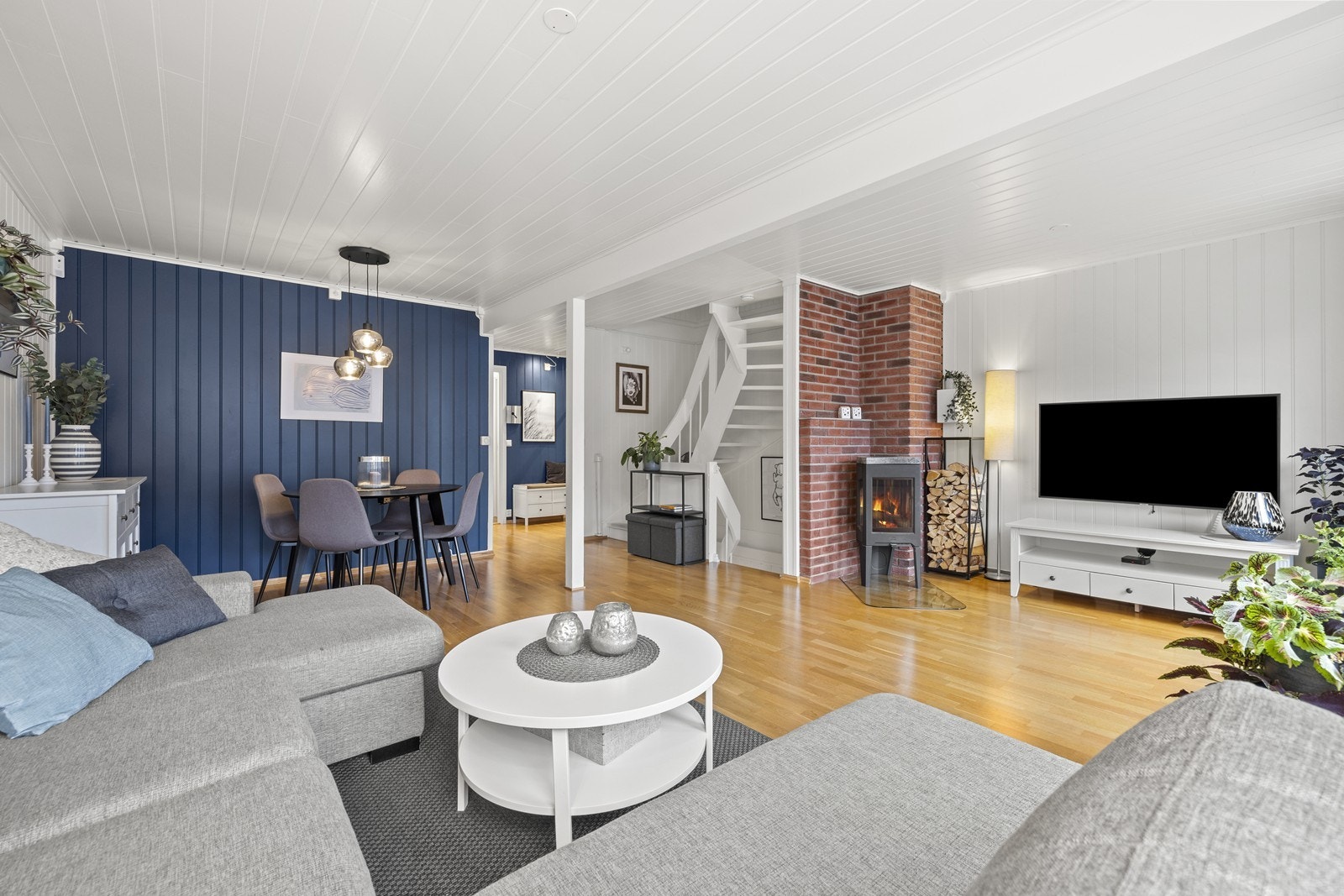 Fin planløsning som skaper ulike soner og en harmonisk atmosfære. Galleribilde