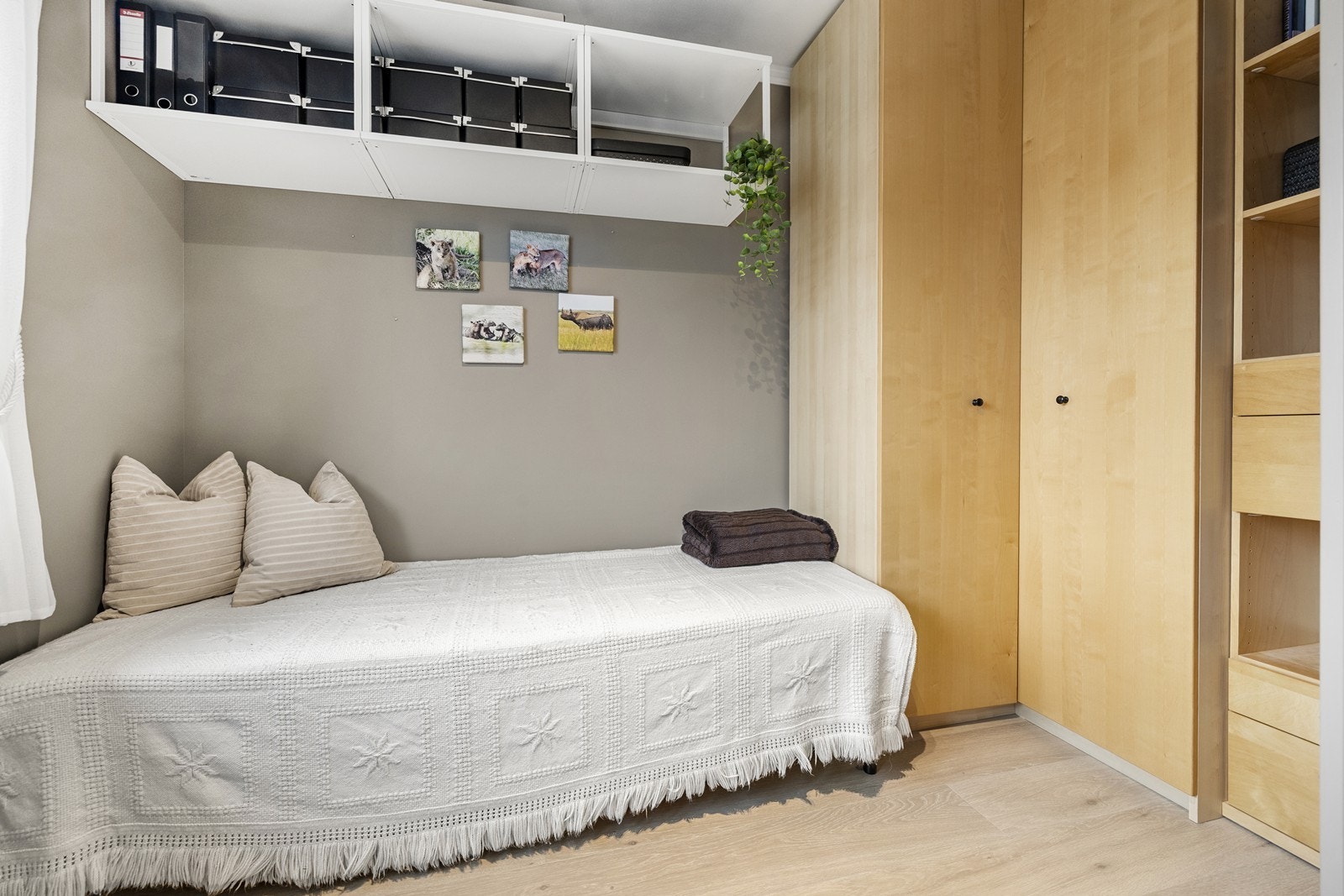 Fleksibelt rom med smarte oppbevaringsløsninger og flere bruksmuligheter. Galleribilde