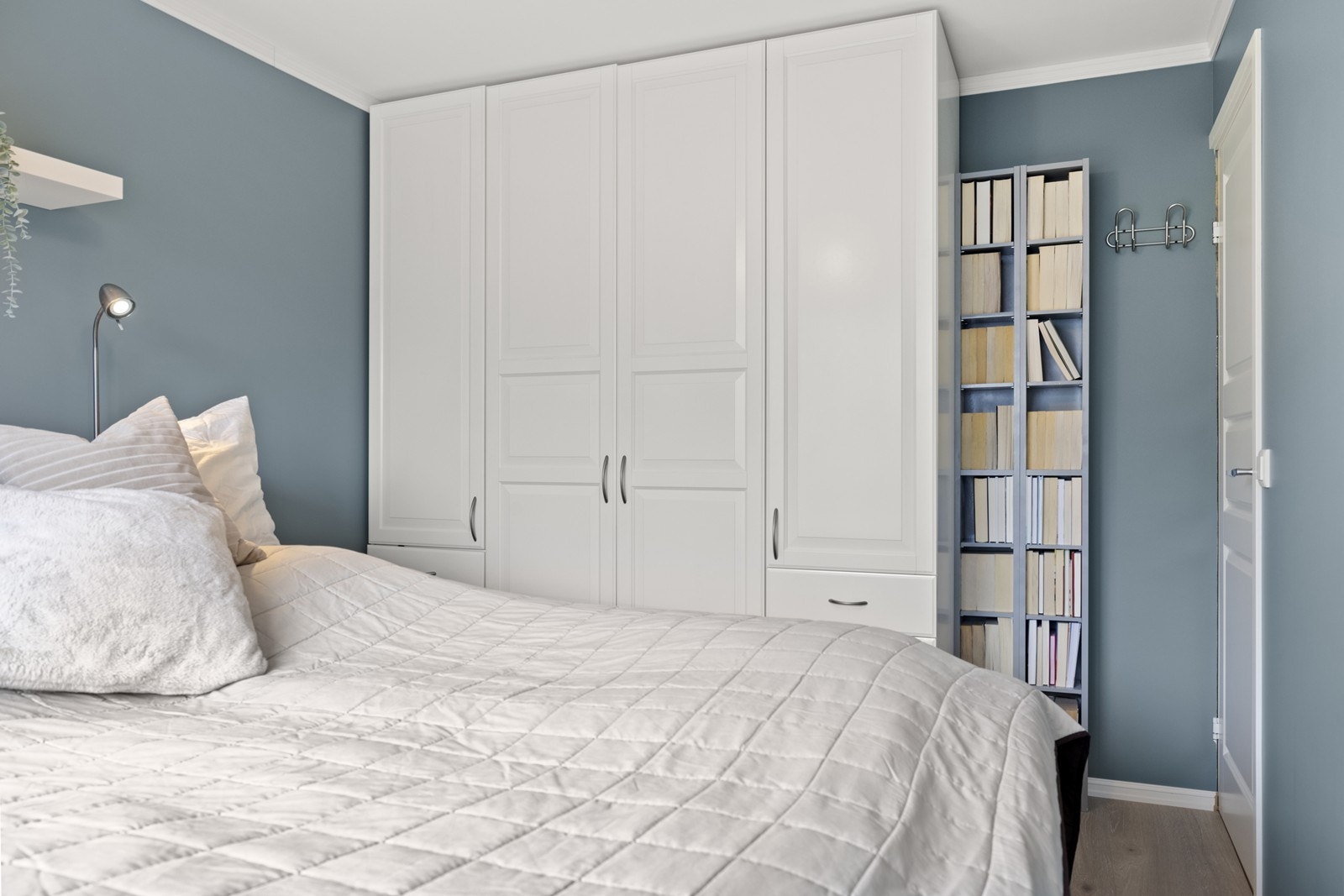 Hovedsoverommet er utstyrt med en stor garderobeløsning for rikelig med oppbevaring. Galleribilde