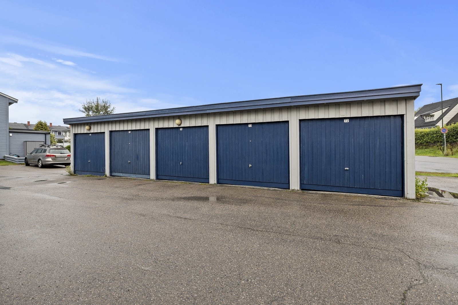 Boligen disponerer egen garasje, nummer 73, i felles garasjerekke Galleribilde