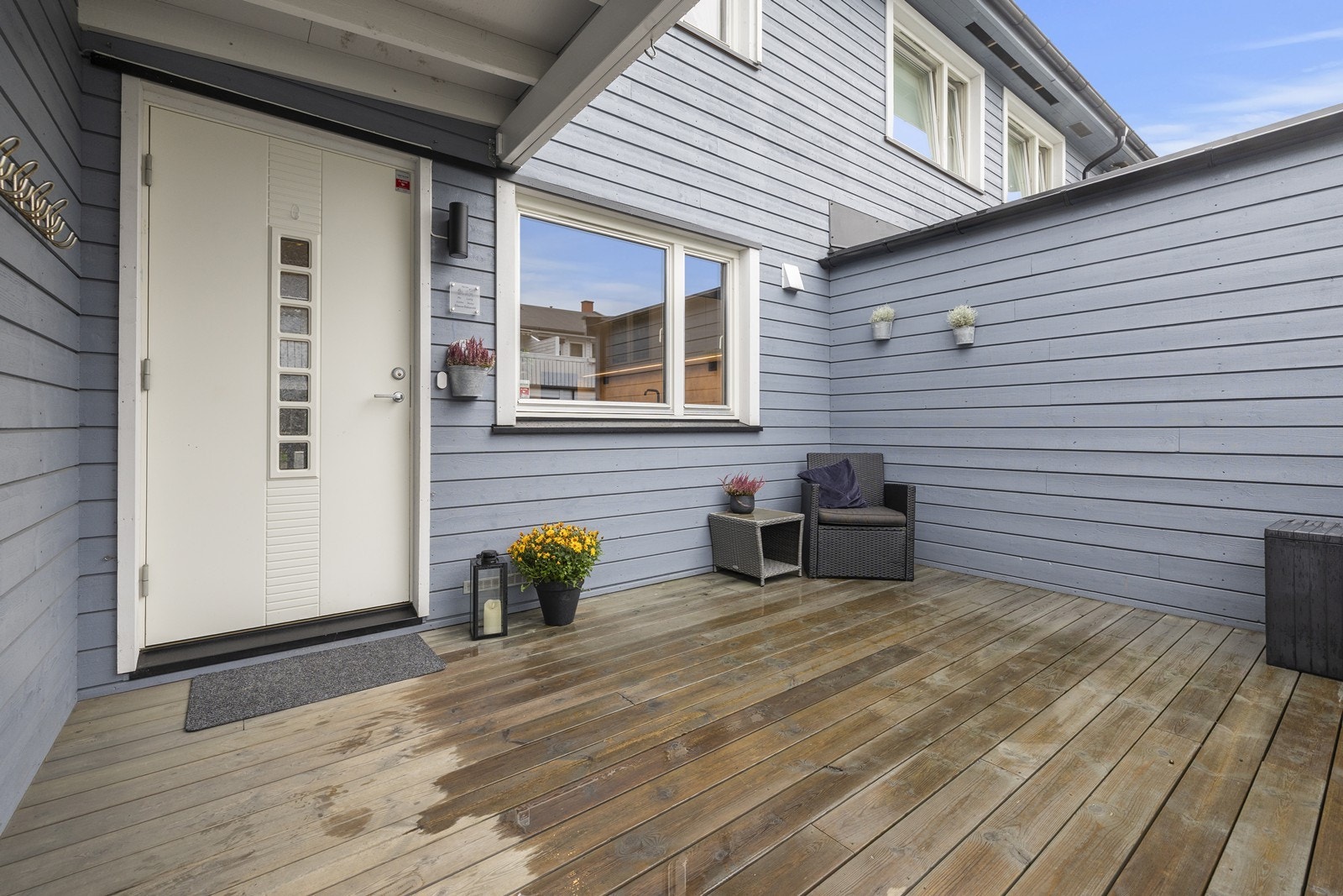 Den praktiske uteplassen har direkte adkomst til en romslig utvendig bod, perfekt for enkel lagring av alt fra hagemøbler til sportsutstyr. Galleribilde