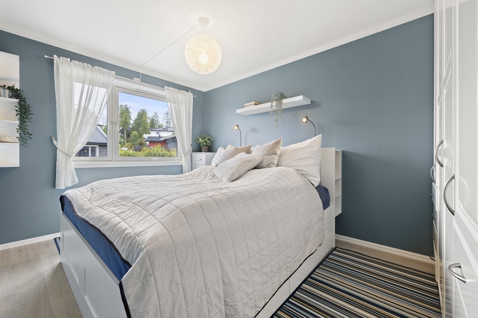 Romslig hovedsoverom med plass til dobbeltseng og tilhørende møblement. Galleribilde