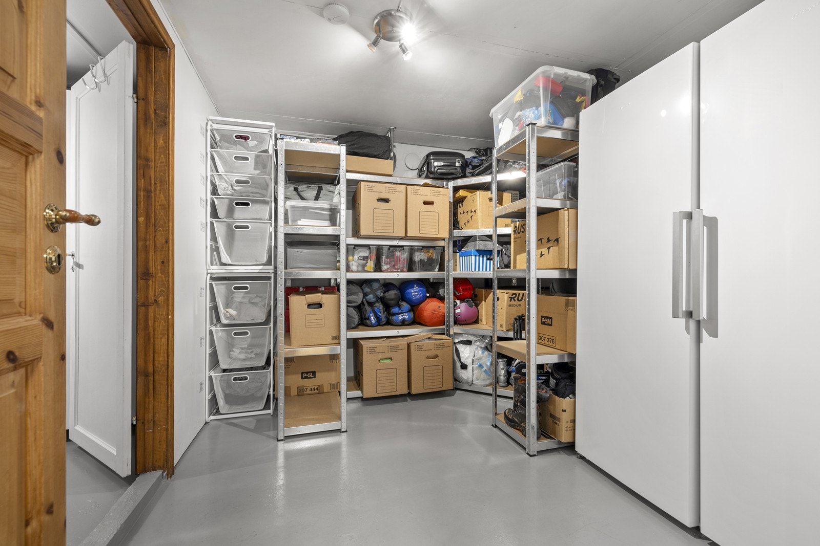 Boligen har svært gode lagringsmuligheter med to romslige boder i kjelleren. Galleribilde