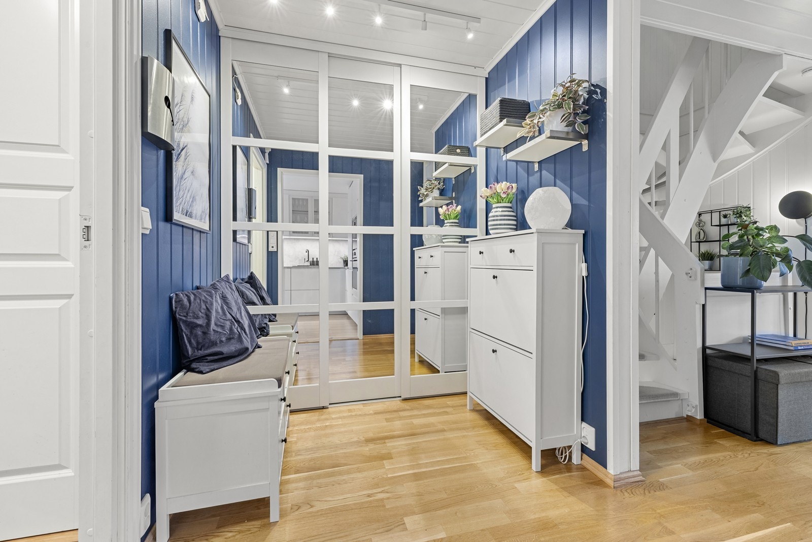 Entréen ønsker deg velkommen med en praktisk skyvedørsgarderobe som gir rikelig plass til oppbevaring Galleribilde