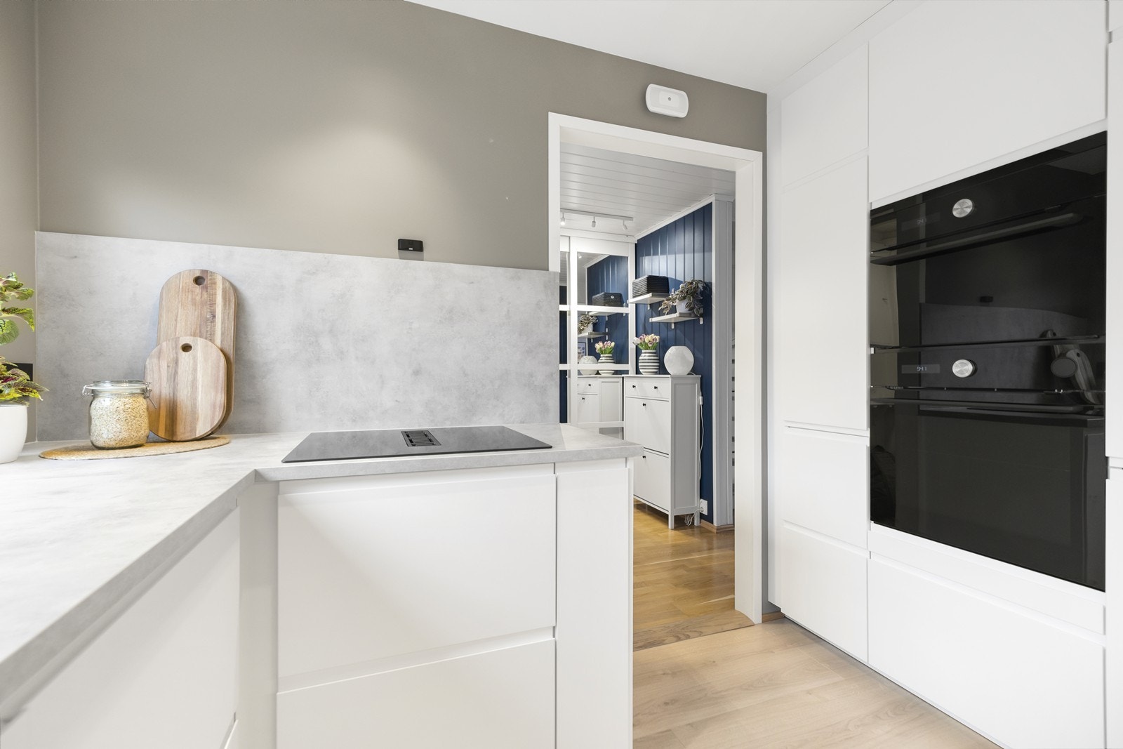 Lekkert, nytt kjøkken fra 2024 med integrert stekeovn og kombiovn - smart plassert i behagelig arbeidshøyde Galleribilde