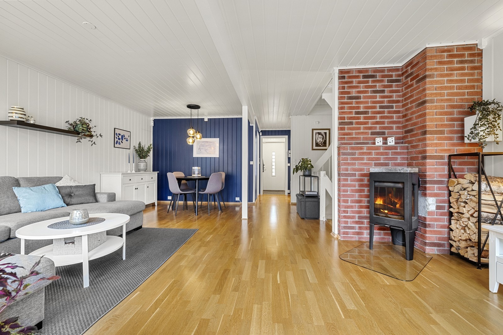 Peisen skaper ekstra varme og hygge i rommet. Galleribilde