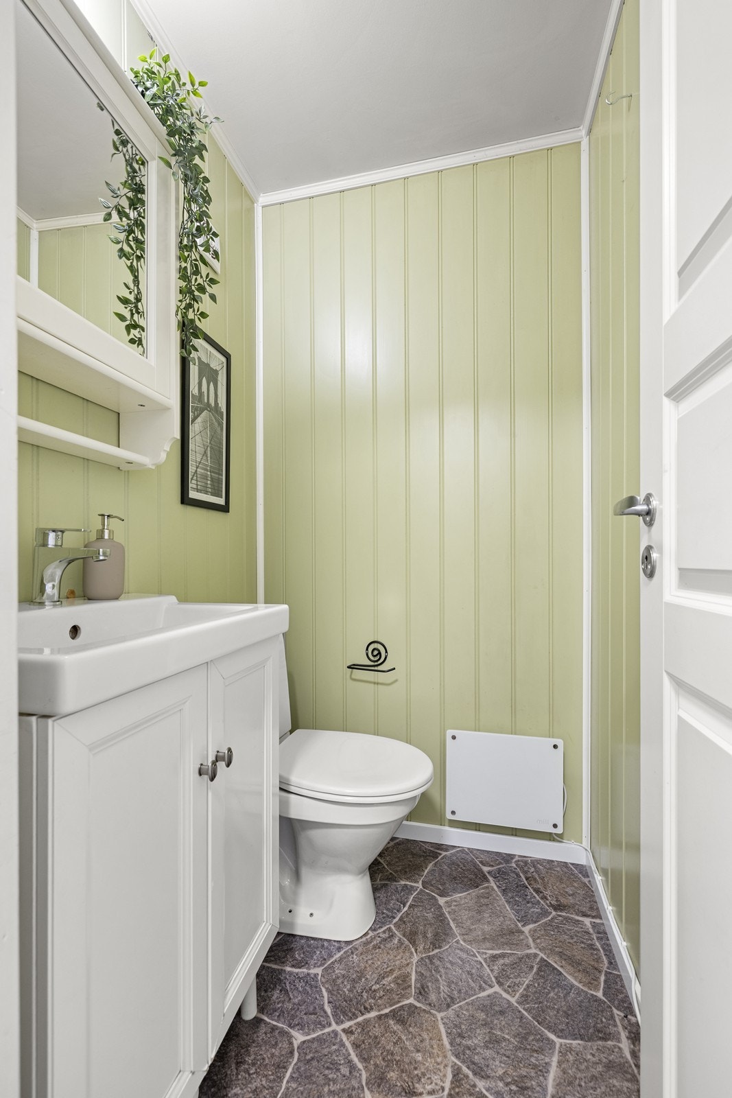 Det praktiske toalettrommet i første etasje er utstyrt med heldekkende servant og toalett - en løsning som forenkler hverdagen. Galleribilde