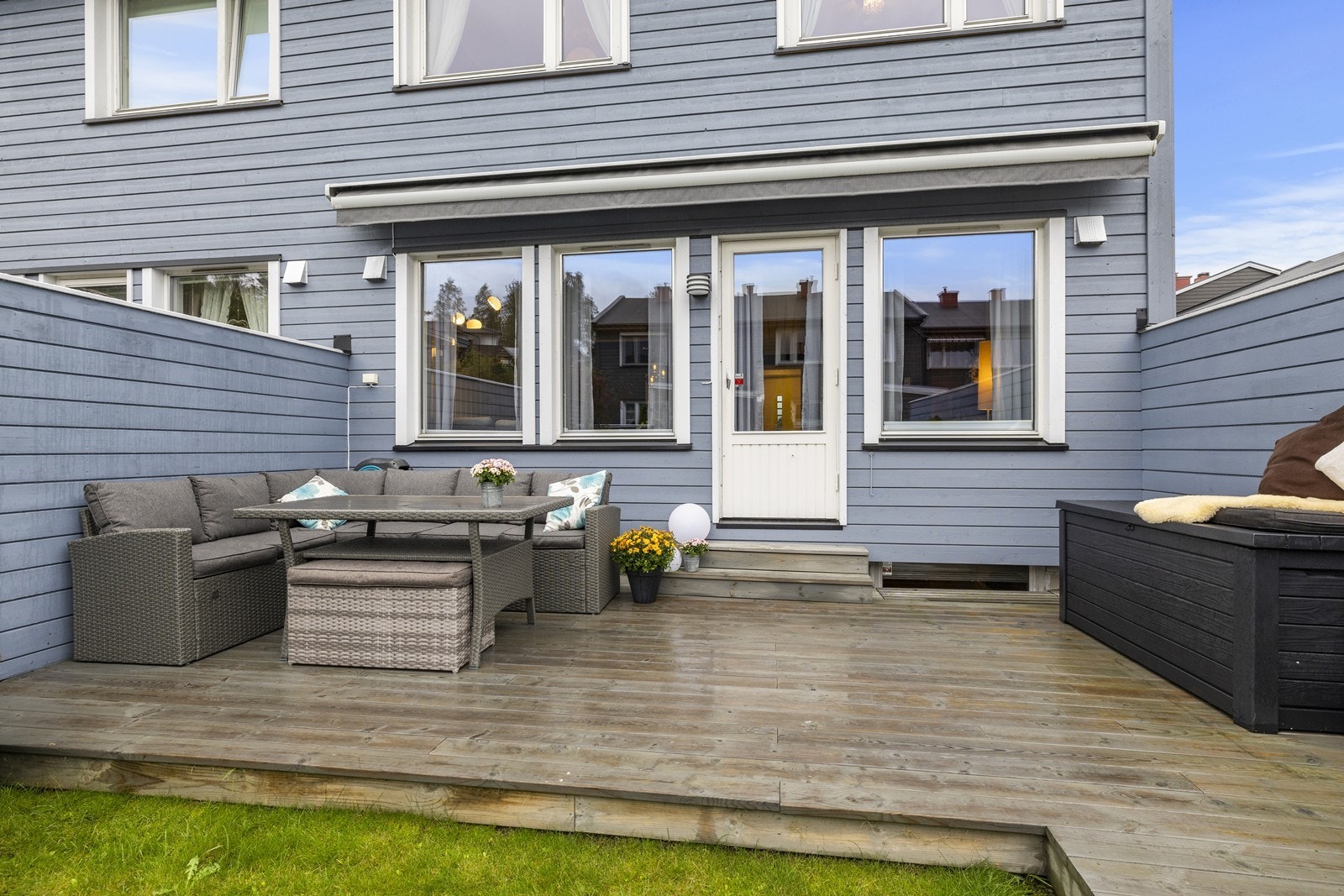 Fra stuen har man tilgang til markterrasse og liten hage med god plass til utemøblement. Galleribilde