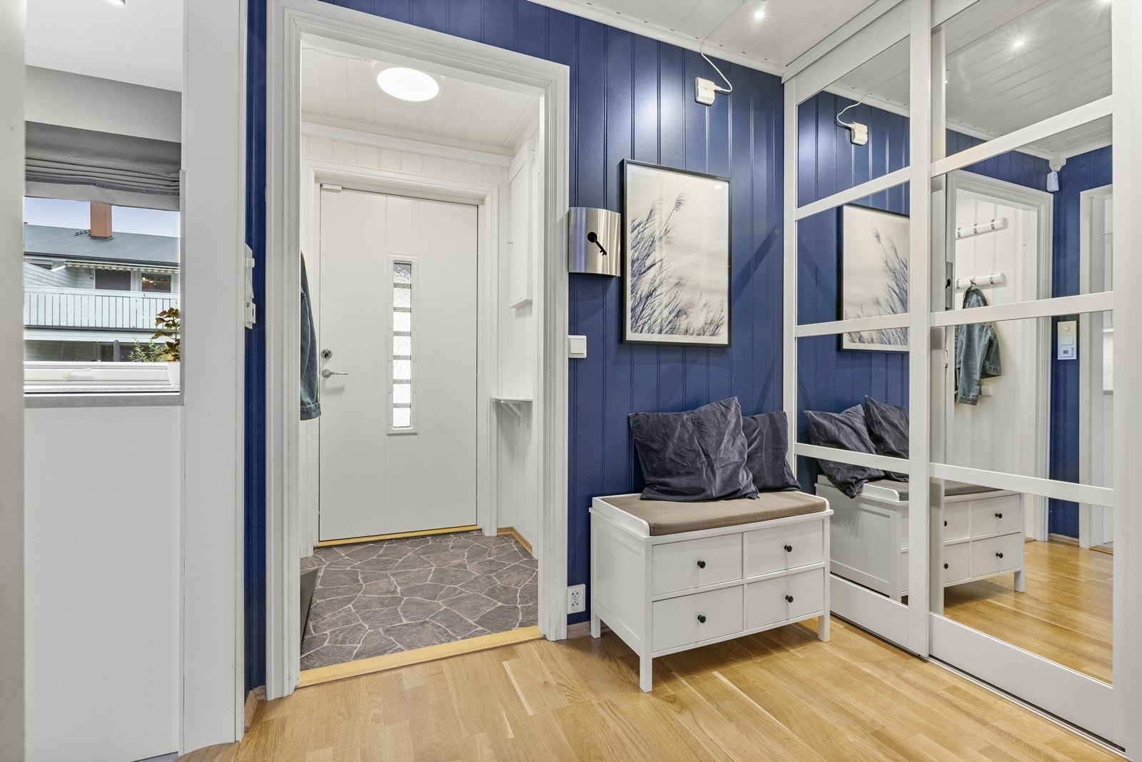 Praktisk entré med adkomst til ekstra toalettrom. Galleribilde