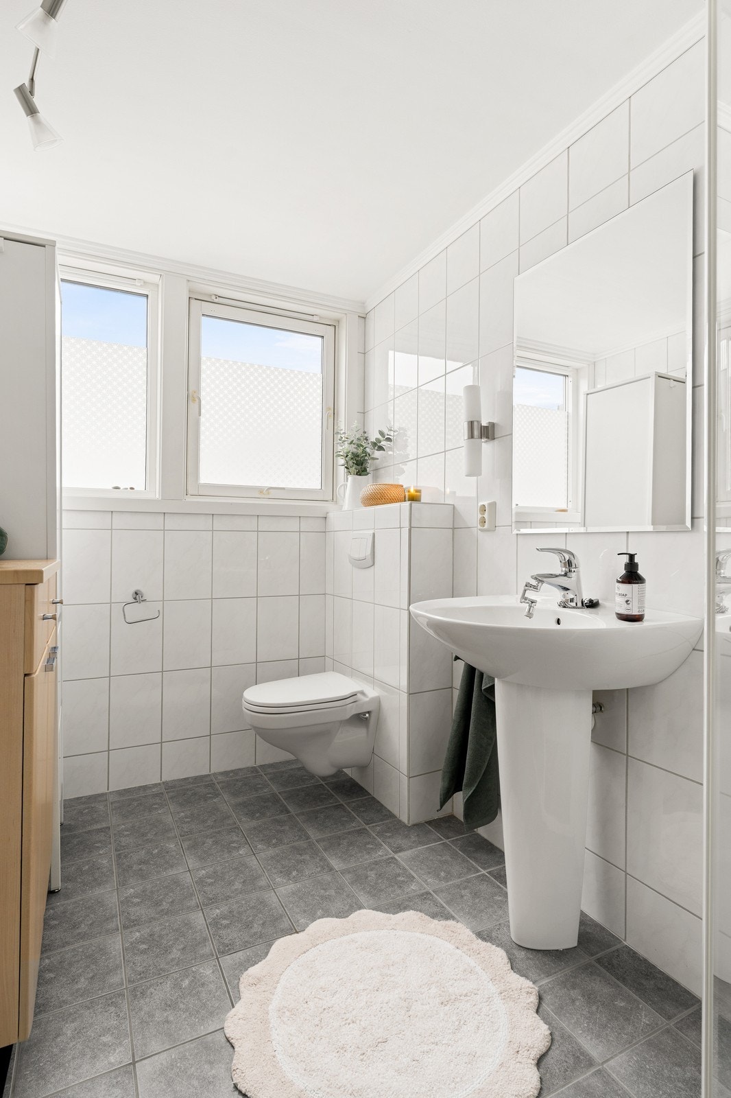 Badet tilbyr god plass og gode muligheter for oppbevaring. Galleribilde