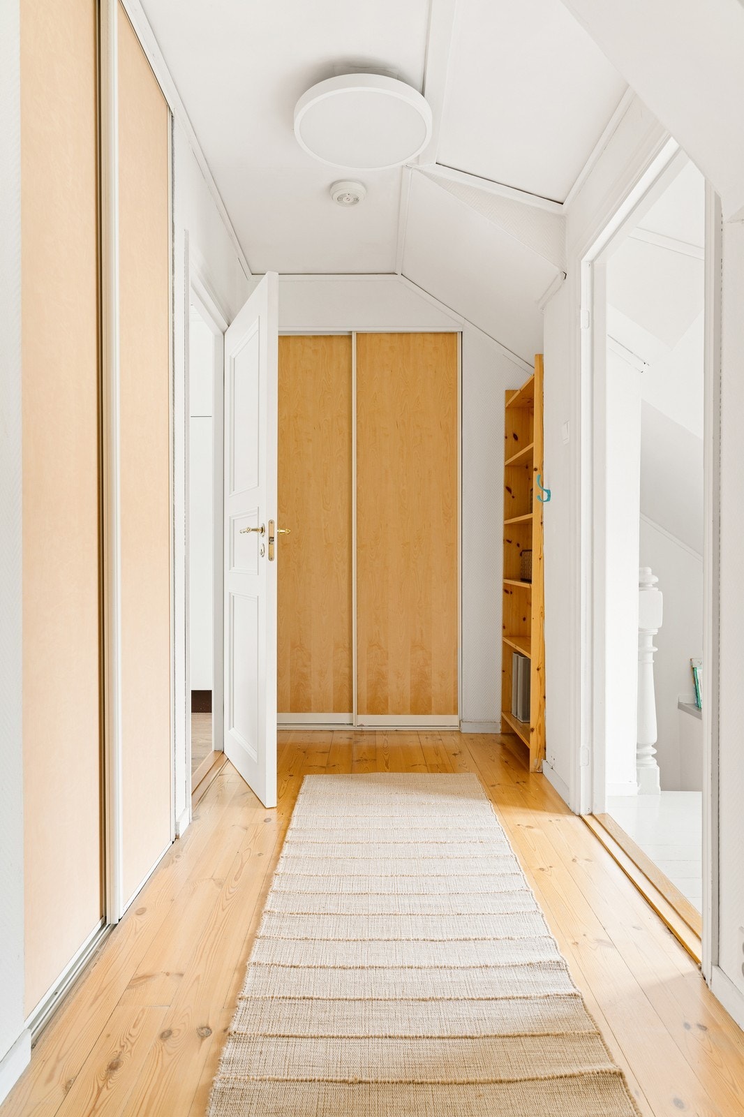 Loftsetasjen inneholder boligens to soverom og bad/WC. Galleribilde