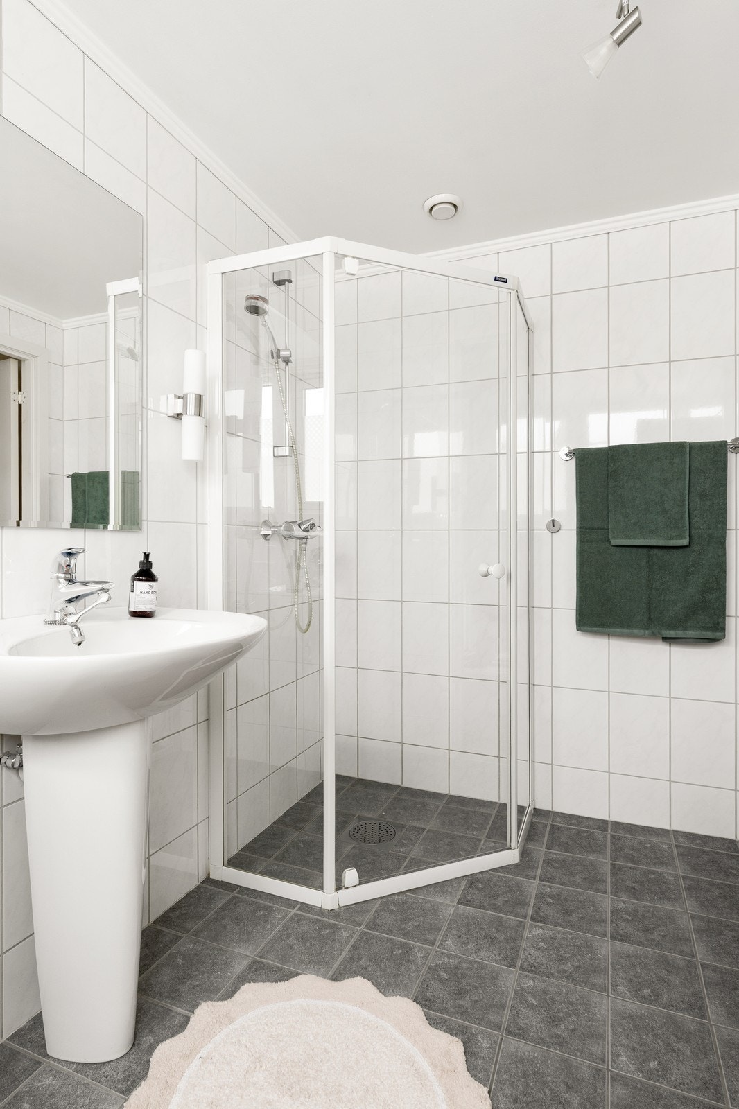 Badet er utstyrt med WC, vask og dusj. Galleribilde
