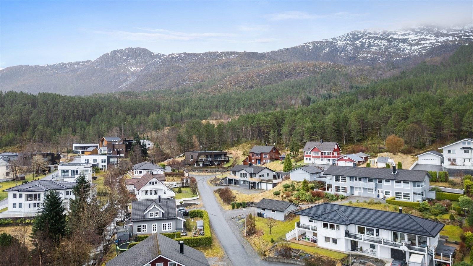 Boligen ligger fint til i terrenget med god tilkomst og gode sol-, lys- og utsiktsforhold. Galleribilde