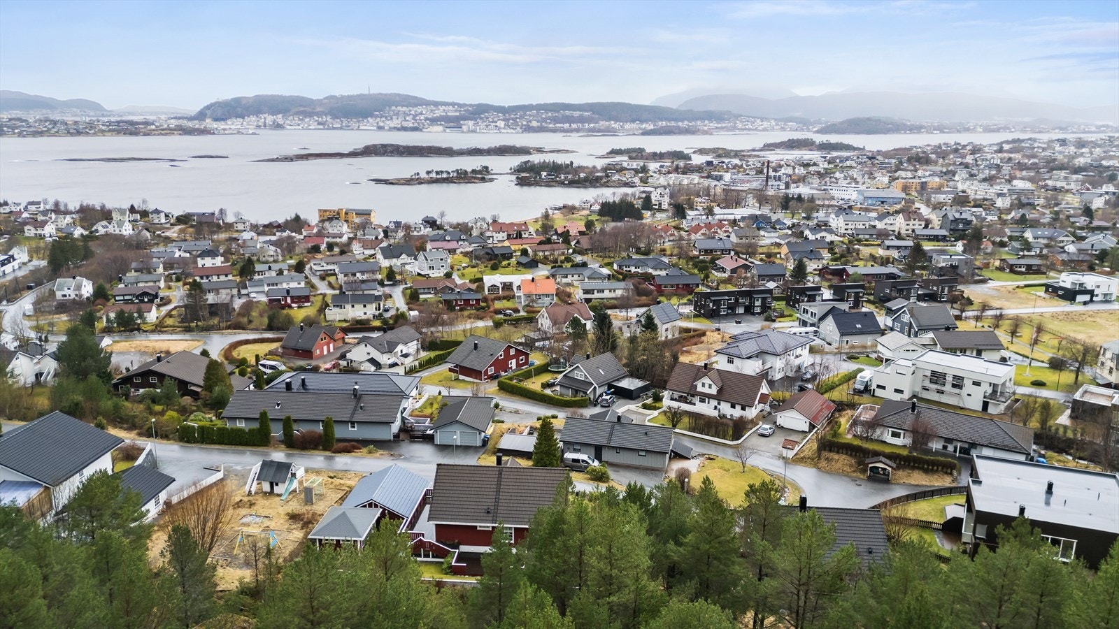 Det er kort vei til barnehage, skoler, nærbutikk og turterreng. Galleribilde