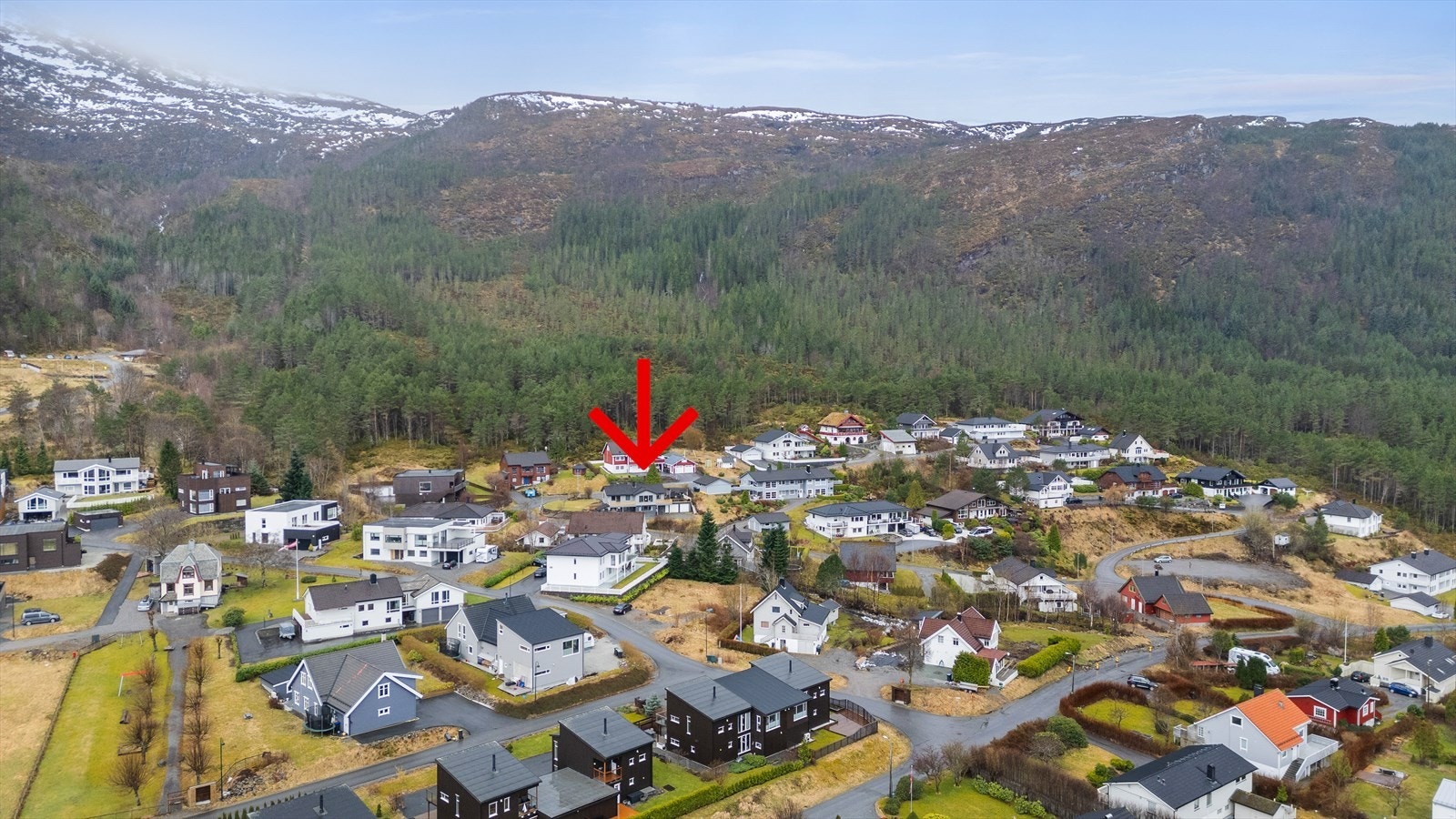 Eiendommen ligger i Rotene like dør/vest for Langevåg sentrum og ligger i et etablert område med eneboliger i nærmområdet. Galleribilde