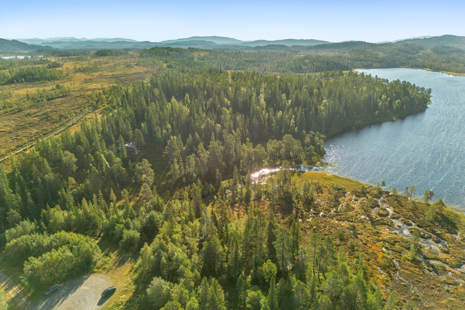 Hytta har en meget god beliggenhet ettersom den kombinerer kort avstand fra vei og sin nærhet til vannet. Galleribilde