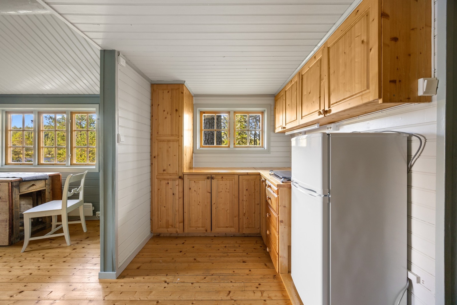 Kjøkkenet ligger i delvis åpen løsning mot stue Galleribilde