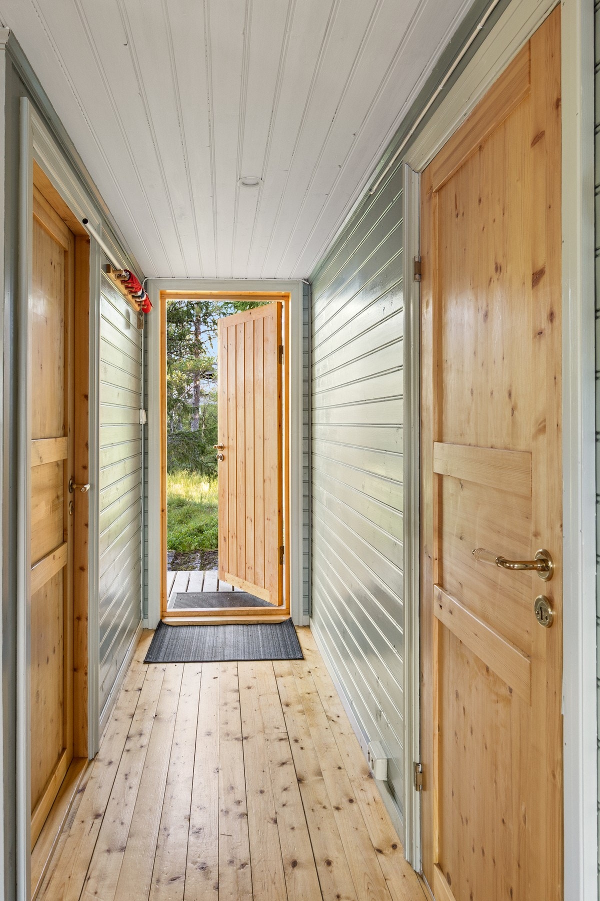 Gang - 2 kvm. Dør til bod og to soverom Galleribilde