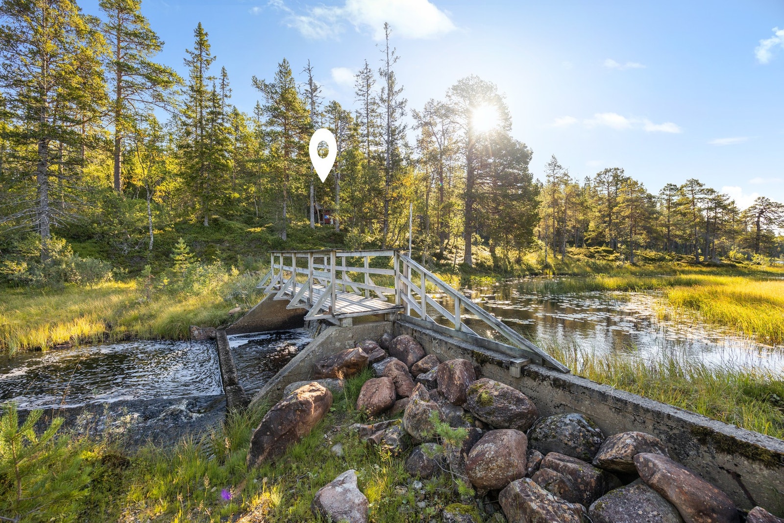 Enkel adkomst med kun ca 200 meter sti fra parkering til hytta Galleribilde