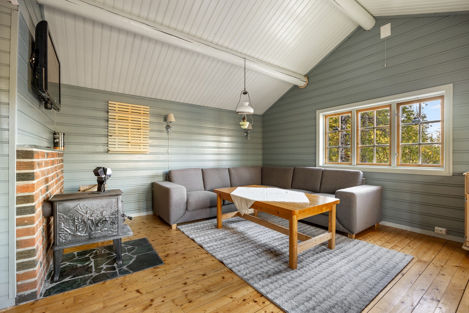 Det er oppvarming fra vedfyring og elektrisitet. Innlagt strøm. Galleribilde