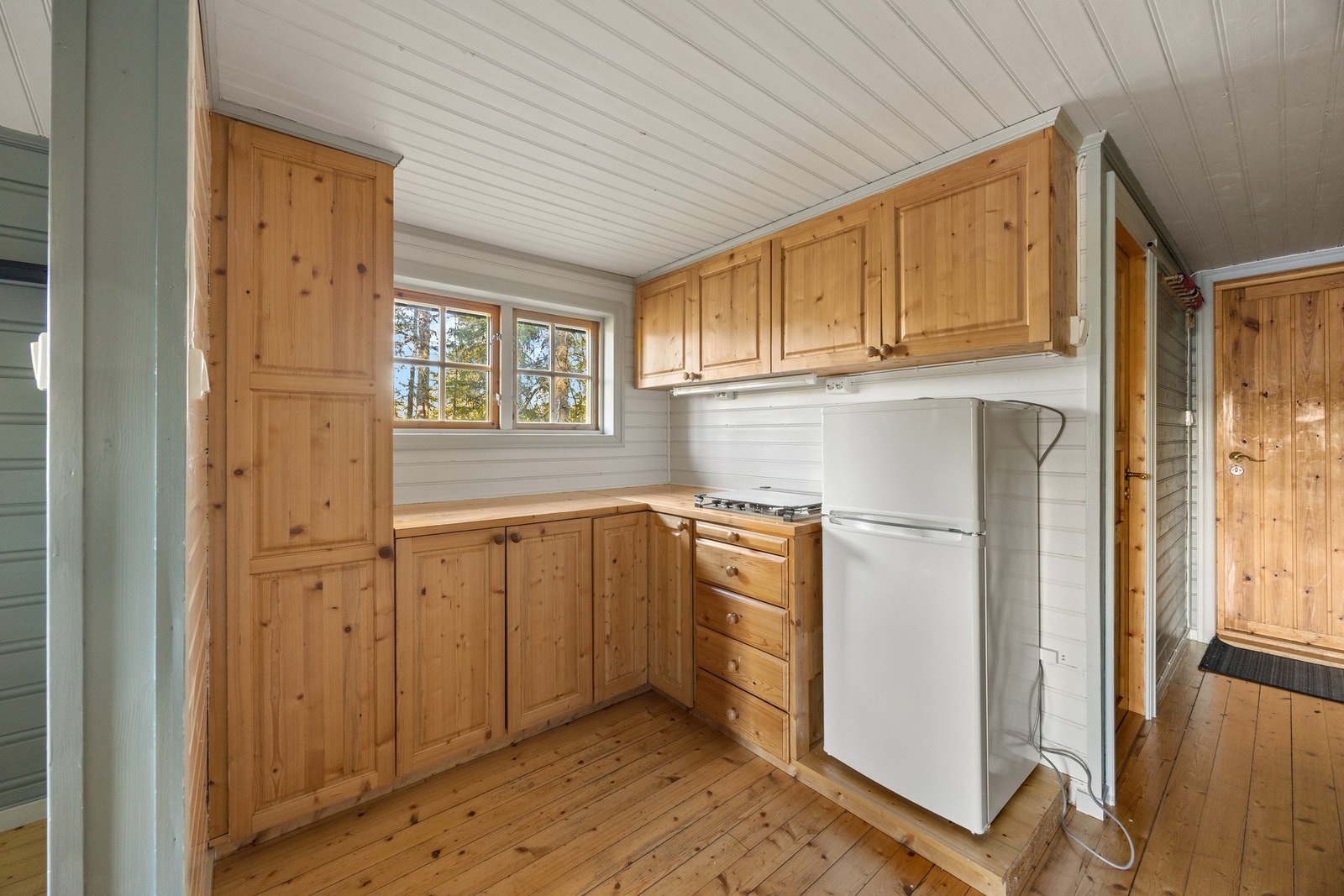 Kjøkken - 6 kvm. Praktisk innredning med kokeplate og avsatt plass for kjøleskap Galleribilde