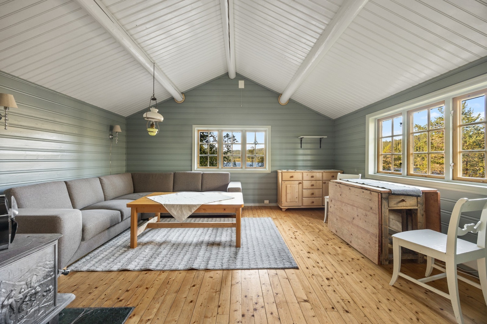 Trivelig hytte med lyse overflater og god takhøyde! Galleribilde