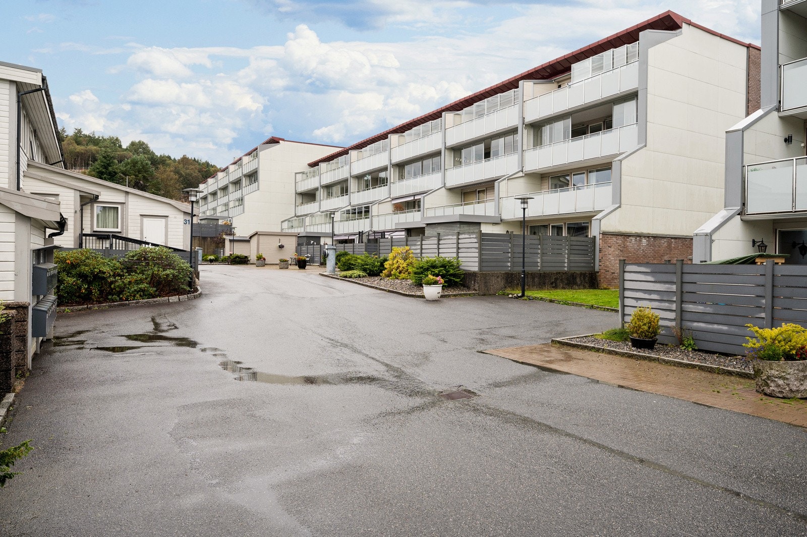 - Et rolig og trygt bomiljø i blindvei med minimalt med trafikk - ideelt for barnefamilier - Galleribilde
