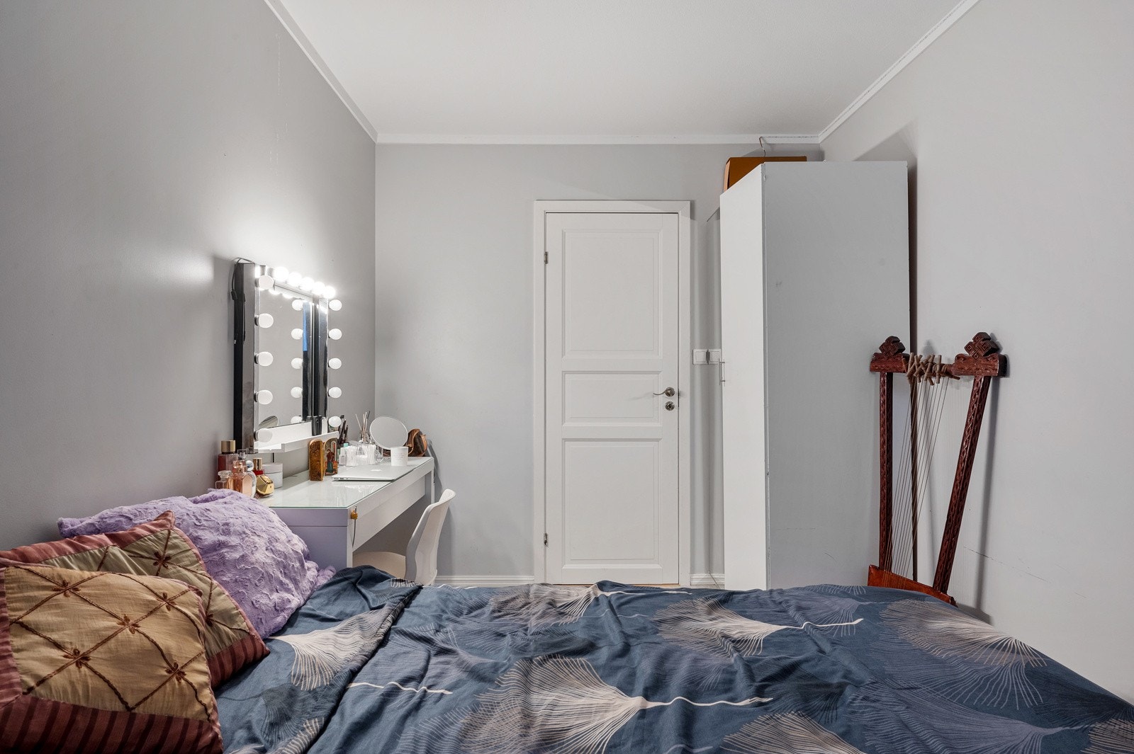- Dette soverommet rommer enkelt dobbeltseng, garderobe, skrivebord og nattbord - Galleribilde