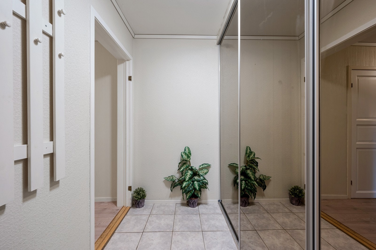 - Velkommen inn! Entrè på 4,6 m² med fliser på gulv og en praktisk skyvedørs garderobe - Galleribilde