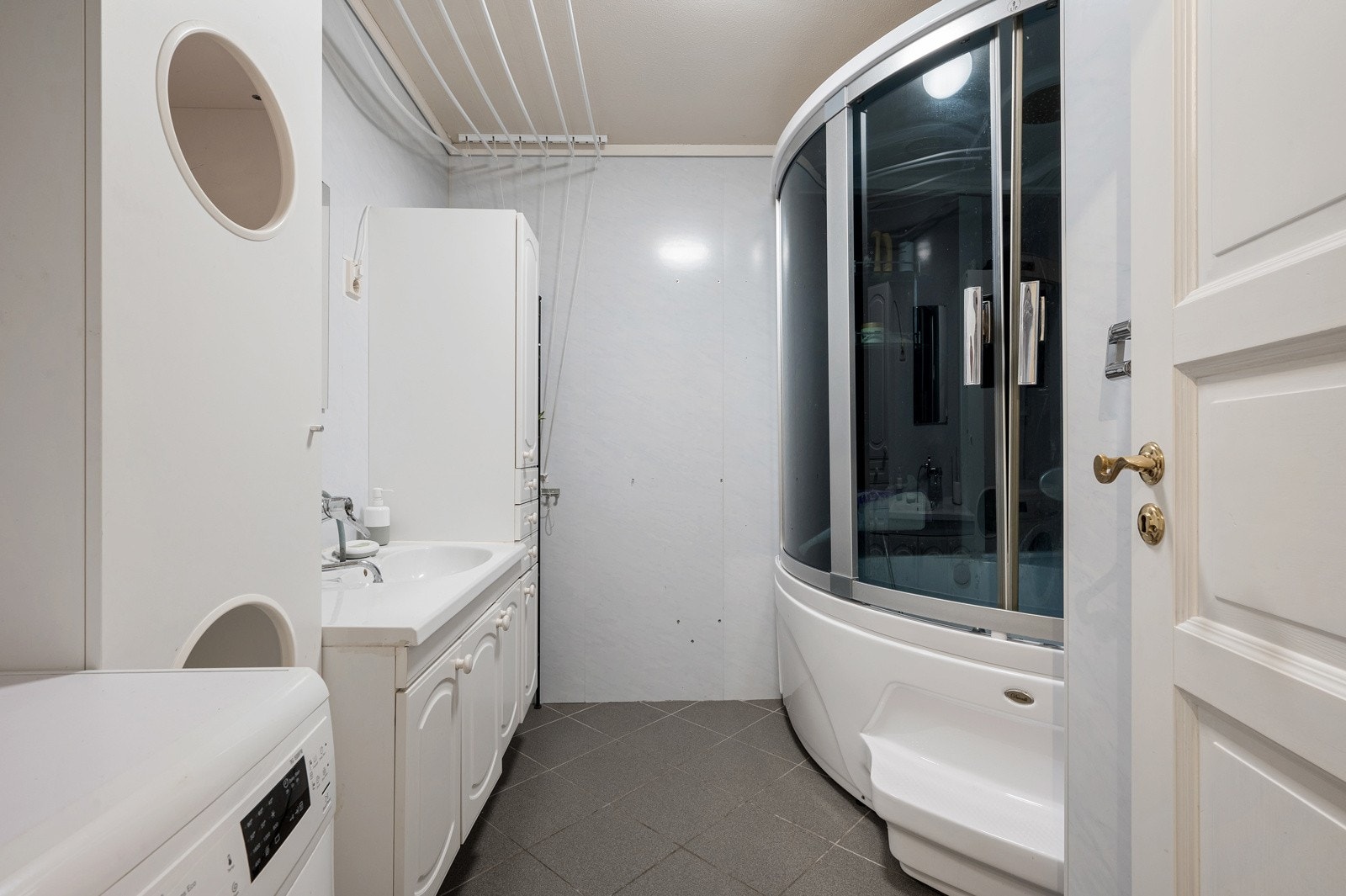 - Badet måler 6,6 m² og er innredet med dusjkabinett, helstøpt servant og plass for vaskemaskin - Galleribilde