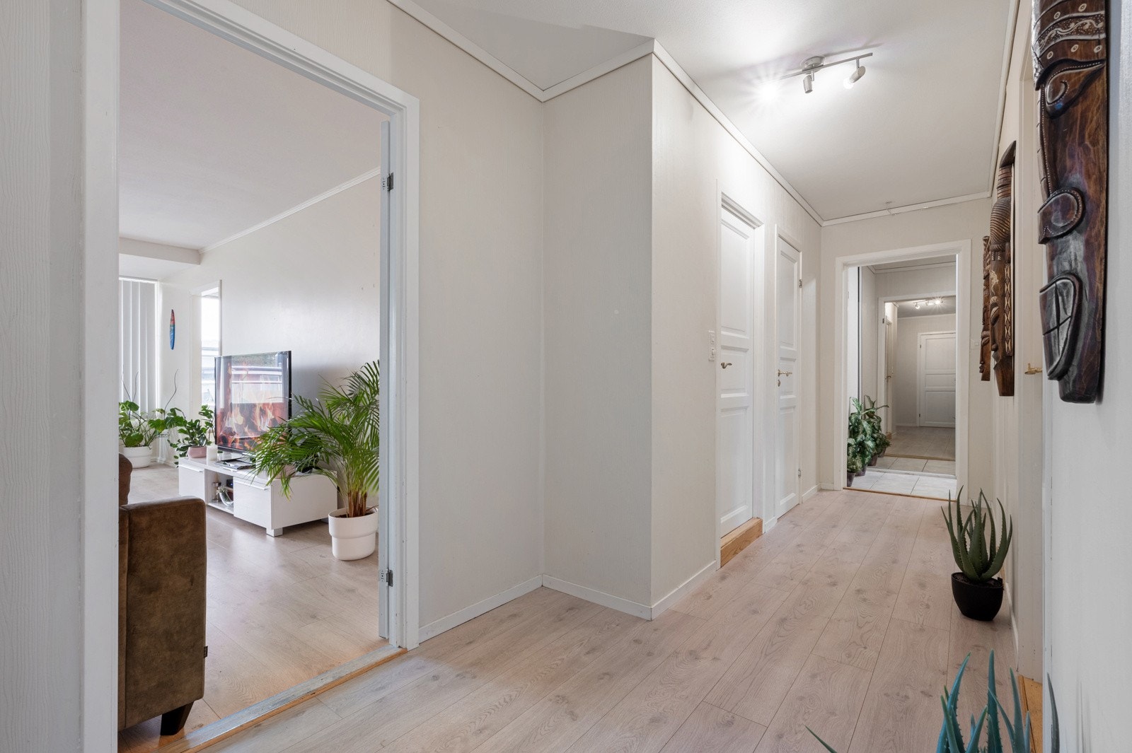 - Fra entréen kommer man inn i en romslig gang på 6,8 m², hvor man også har adkomst til boligens tre soverom - Galleribilde