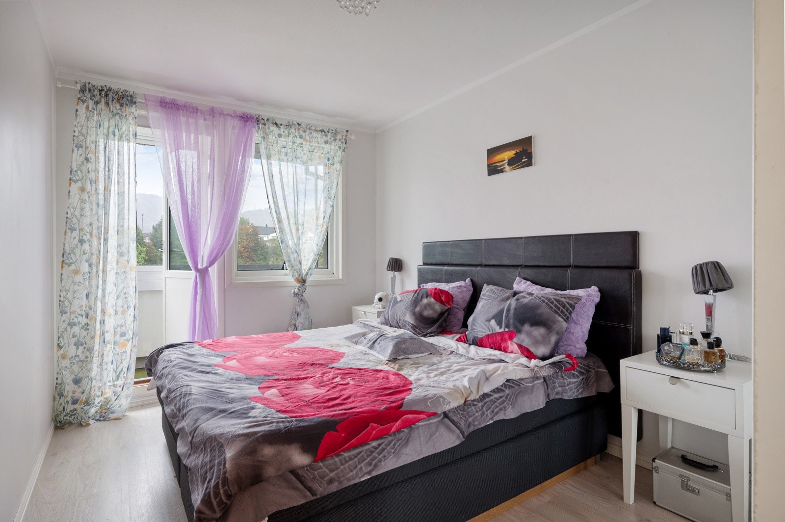 - Leilighetens hovedsoverom måler 11,3 m², og har utgang til et innglasset balkong på 7,4 m² - Galleribilde