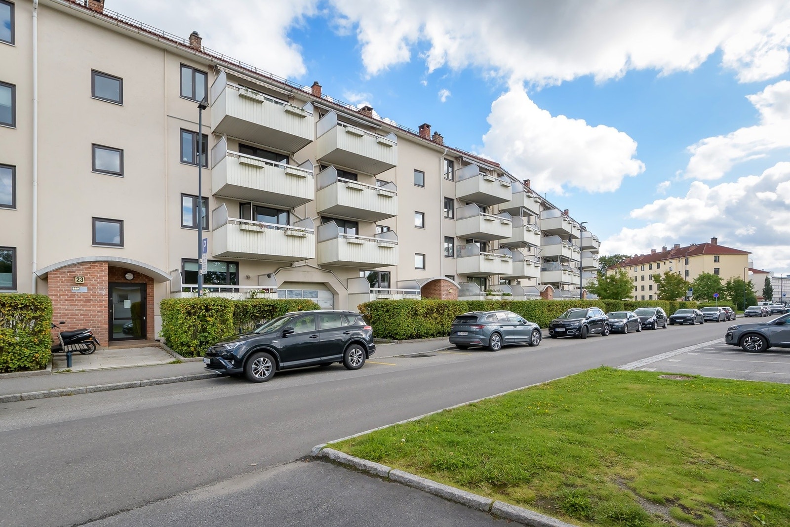 Det er mulighet for å leie p-plass i borettslaget etter søknad/venteliste. Pr. Galleribilde