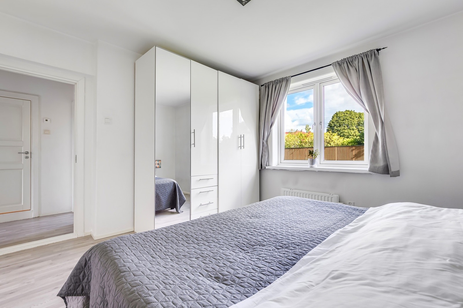 Det er god oppbevaringsplass i tilhørende garderobeskap. Galleribilde