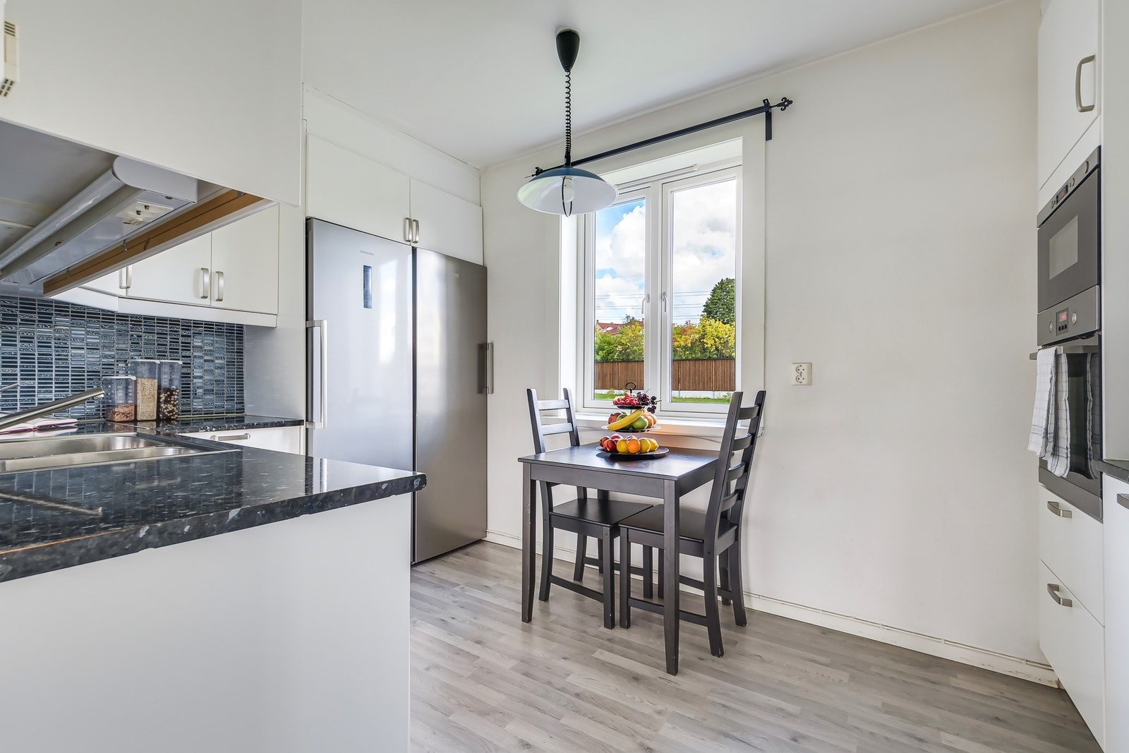 Det er god plass til et ekstra spisebord på kjøkkenet. Galleribilde