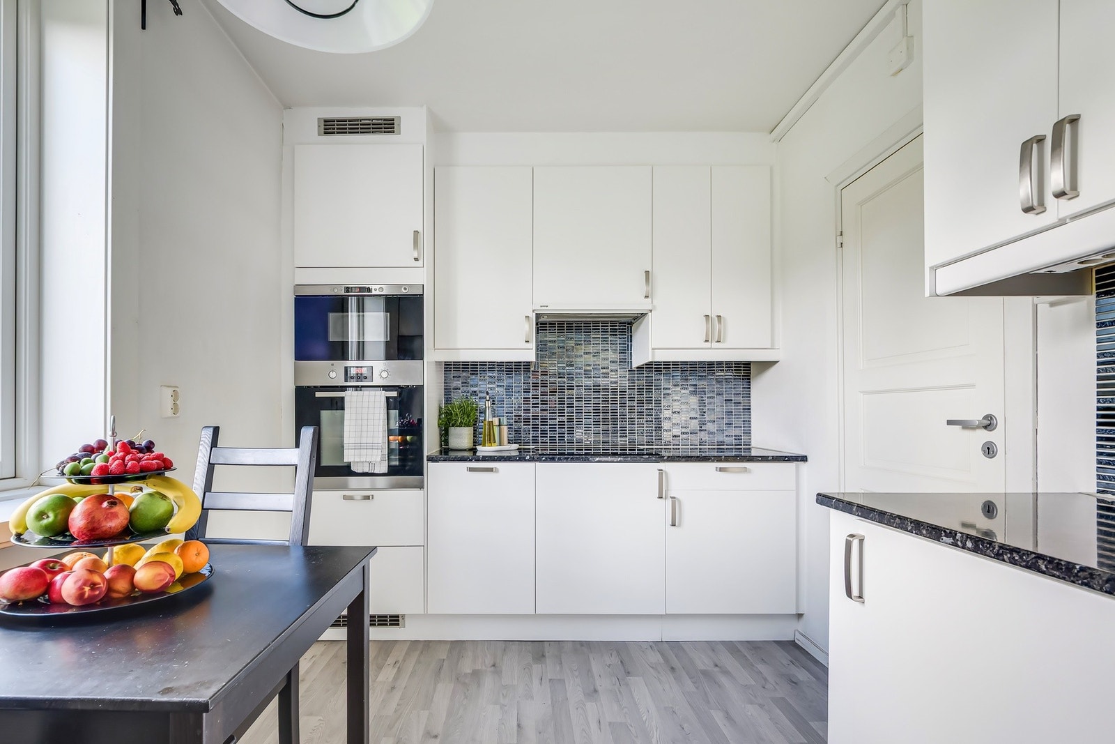 Stort og flott kjøkken med spiseplass. Galleribilde