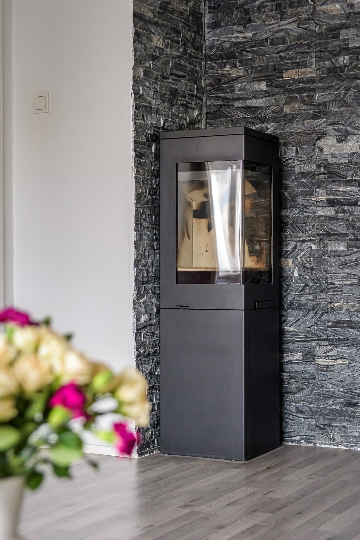 Stuen er utsmykket med en moderne peisovn som gir godt med varme på kjølige dager. Galleribilde