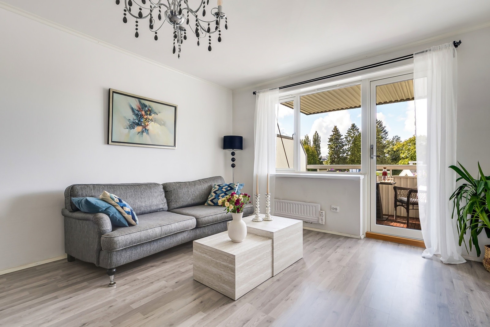 Romslig og innbydende stue med store vindusflater som slipper inn rikelig med naturlig lys. Galleribilde