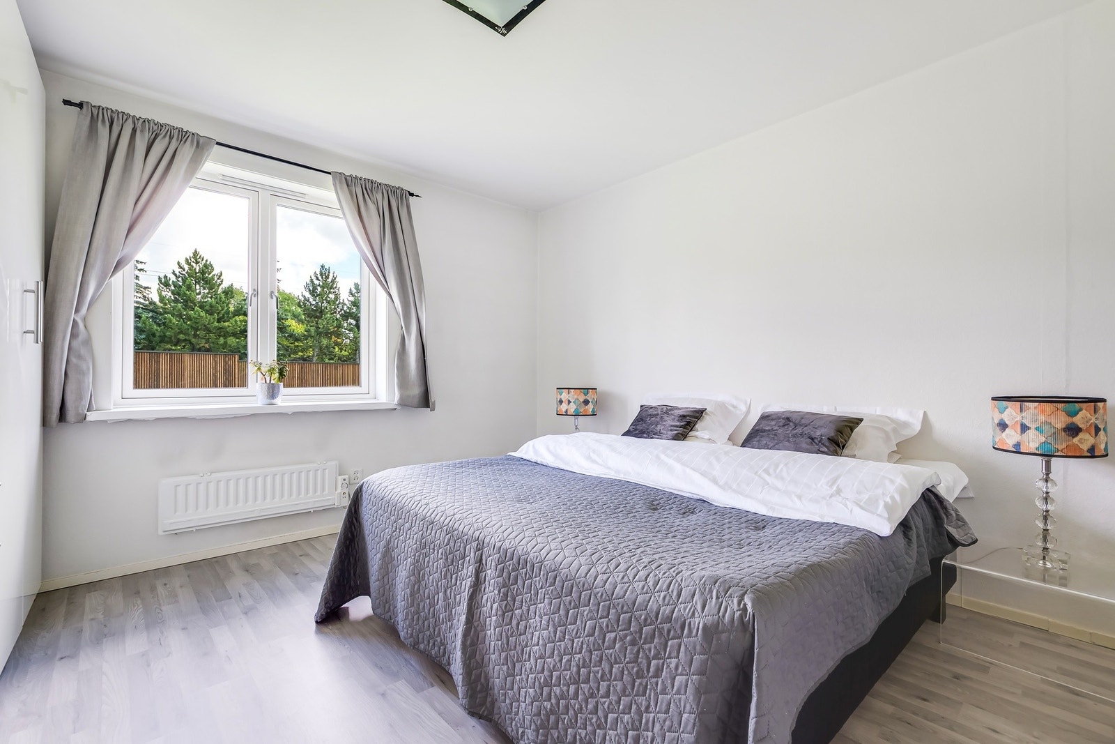 Stort og lyst hovedsoverom. Galleribilde