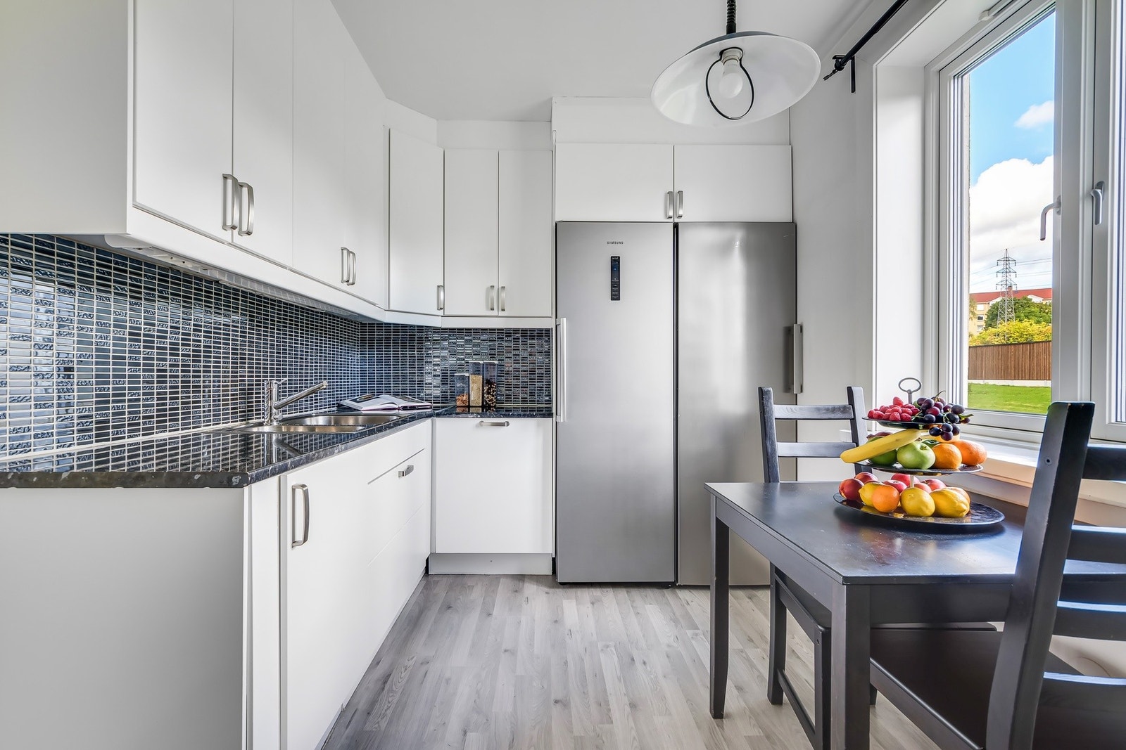 Kjøkkenet er meget arbeidsvennlig, med mye skap- og benkeplass. Galleribilde