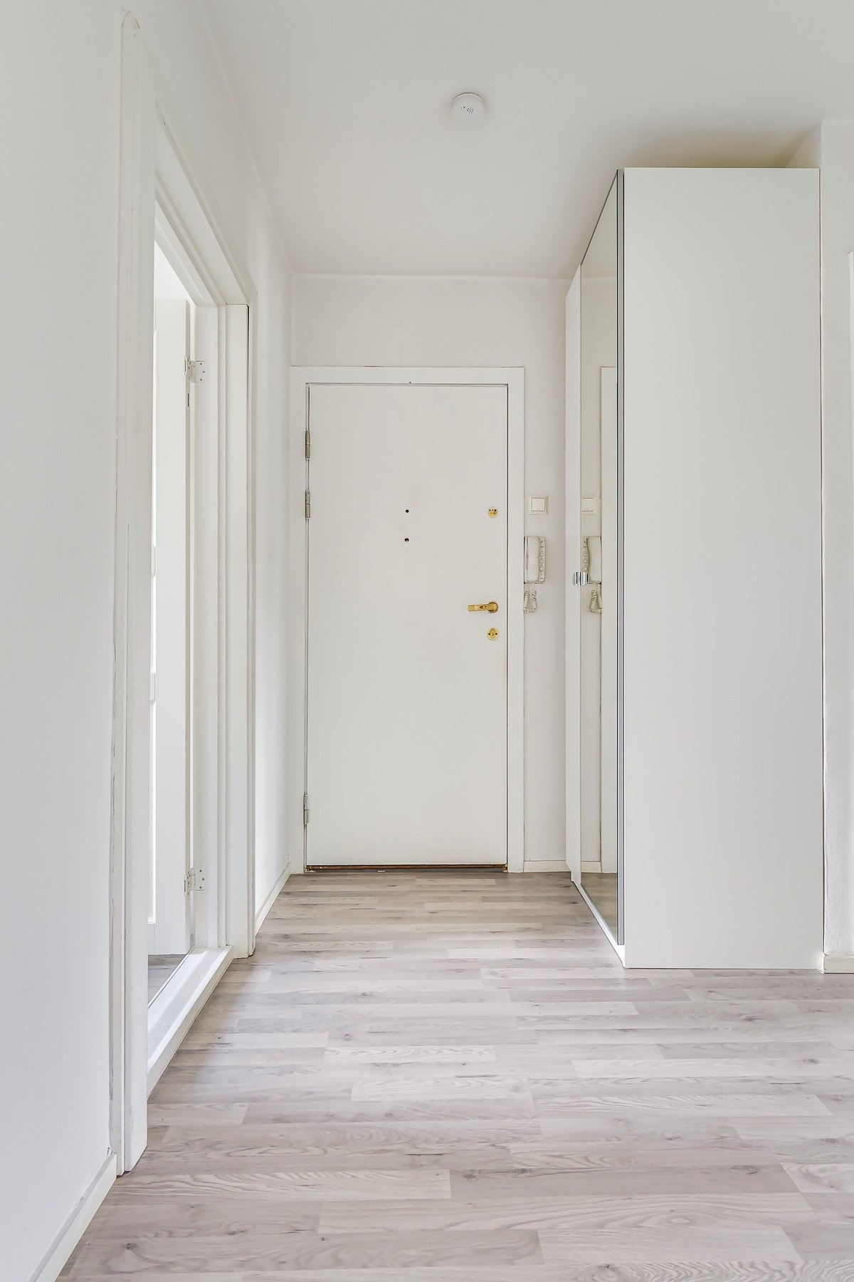 Det er god plass for avheng av yttertøy og sko. Galleribilde