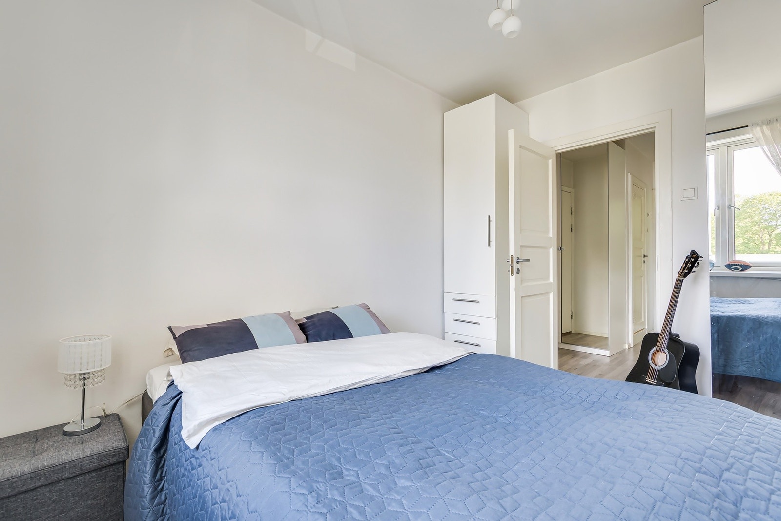 Garderobeskap medfølger. Galleribilde