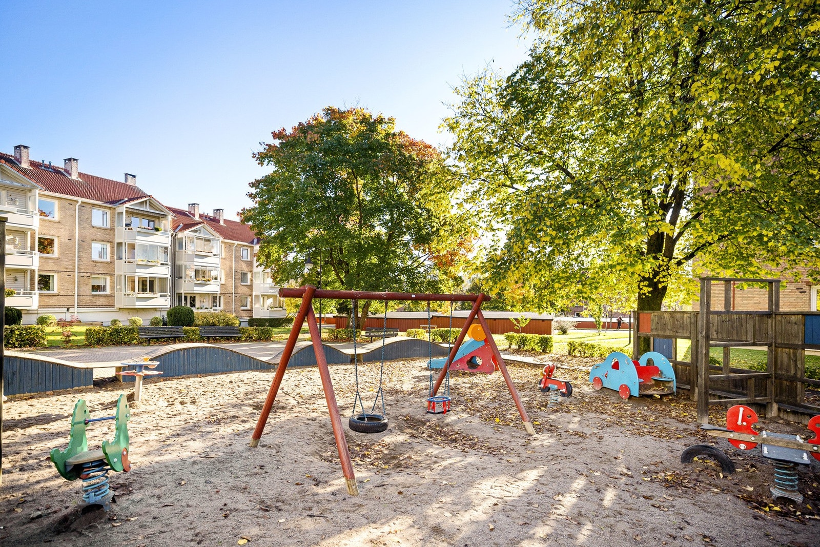 Nærområdet byr på flere lekeplasser for de små. Galleribilde