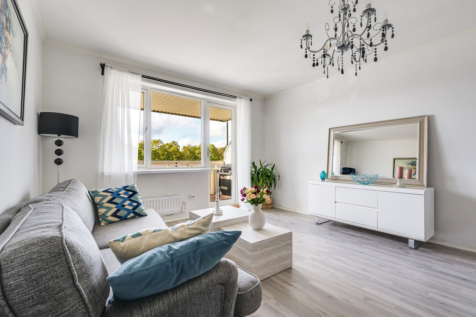 Det er god plass til sofaseksjon og medievegg. Galleribilde