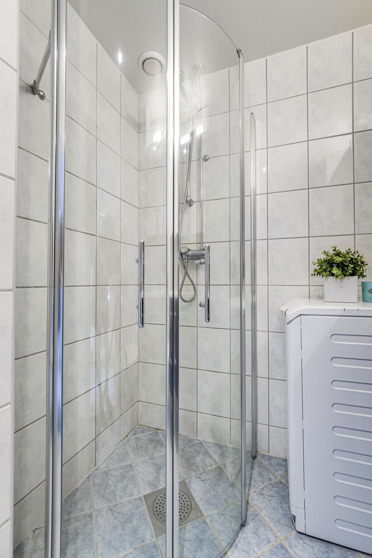 Badet har opplegg for vaskemaskin. Galleribilde