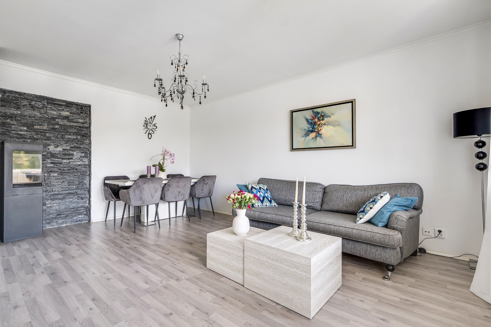 Vegger er holt i lyse toner og gulvflater er belagt med laminat i alle oppholdsrom. Galleribilde