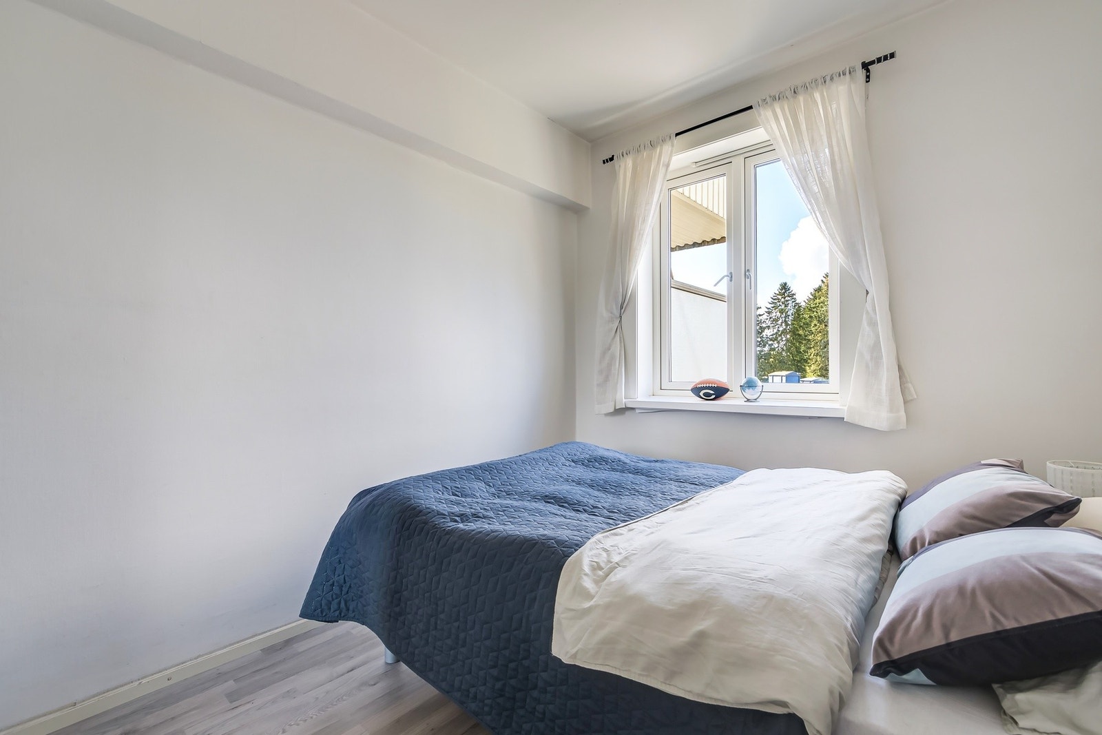 Her er det også plass til stor seng, nattbord og diverse. Galleribilde