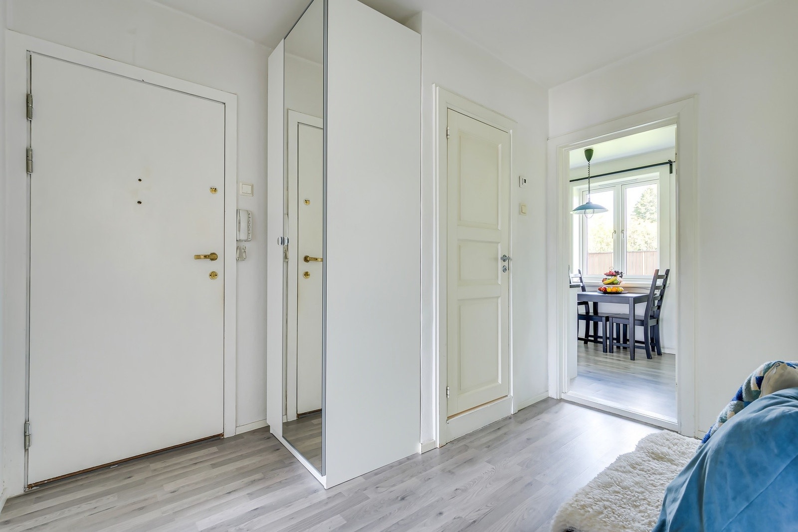 Romslig entré/gang med garderobeskap. Galleribilde