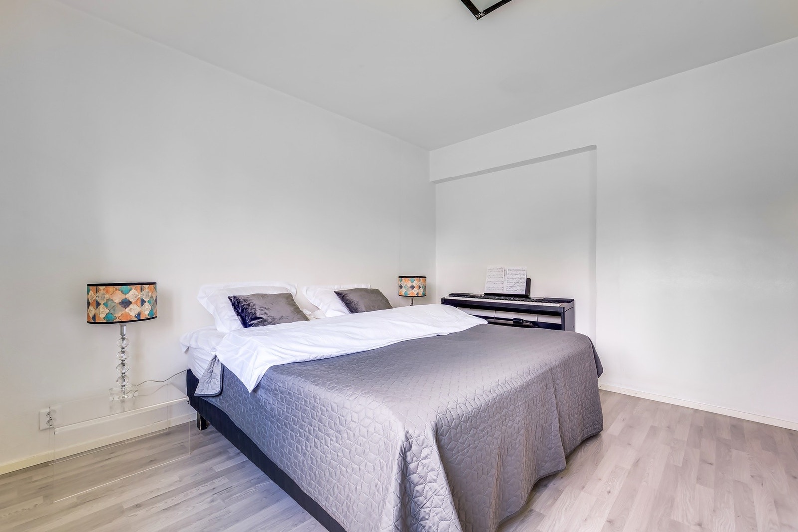 Det er god plass til dobbeltseng, nattbord og annet ønsket møblement. Galleribilde